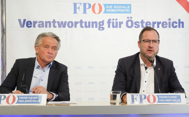 ORF-Stiftungsrat Peter Westenthaler (l.) und FPÖ-Mediensprecher Christian Hafenecker bei ihrer Pressekonferenz. 